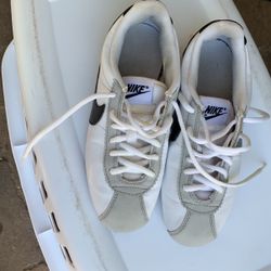 Nikes Cortez