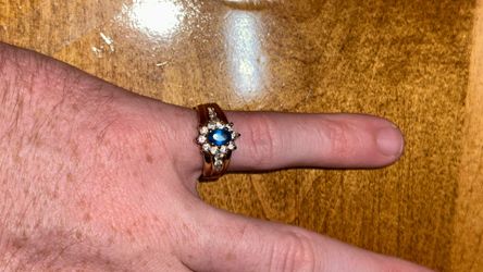18KGE- Ring with blue oval sapphire