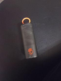 skull candy dime evo used twice works 100%  the case is slightly scratched
