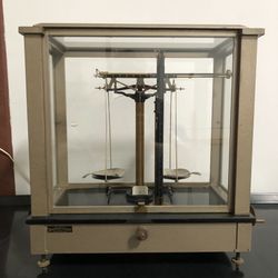 It’s so bizarre vintage scientific scale made in 1905 surprisingly in very good condition due to its age👍🏻