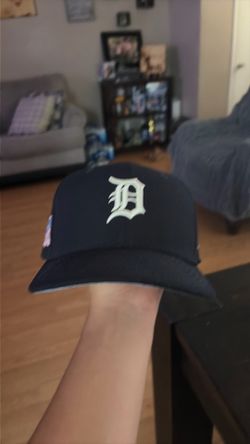 Navy blue Detroit fitted size 7