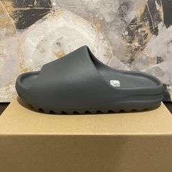YEEZY SLIDE “SLATE”