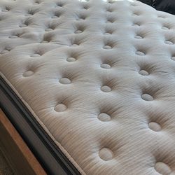 Beautyrest Queen Size Pillow Top Mattress 