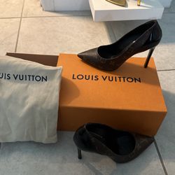 Louis Vuitton Heels (AG8E1JSL02N380 CHERIE PUMP 10CM)
