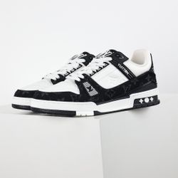 A pair of fashionable and versatile shoes