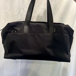 Away - The Everywhere Bag, Jet Black. Broken zipper