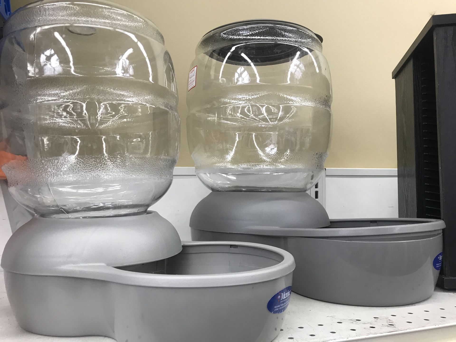 2 animal food bowls one smaller one bigger