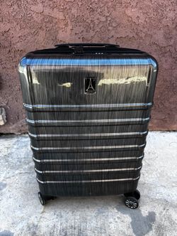 Travelpro Carry-On Spinner Luggage | TSA Lock | Expandable | Excellent Condition