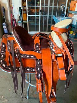 Montura charra de cuero con vistas