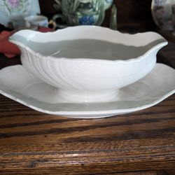 KPM White Scallop Gravy Boat With Attached Tray 9”