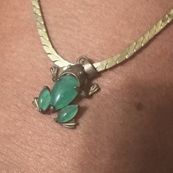 Frog jade pendant