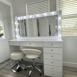 Vanity Mirror With 2 Chairs 