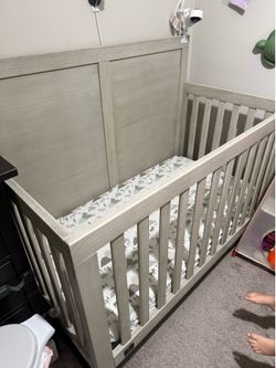 Baby crib and toddler bed