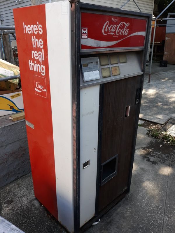 Coke machine... for Sale in Tampa, FL OfferUp