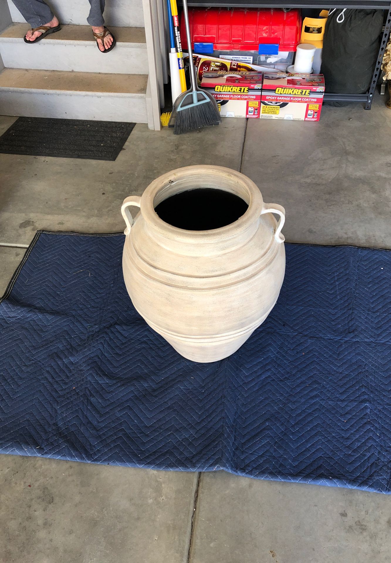 Decorative flower pot