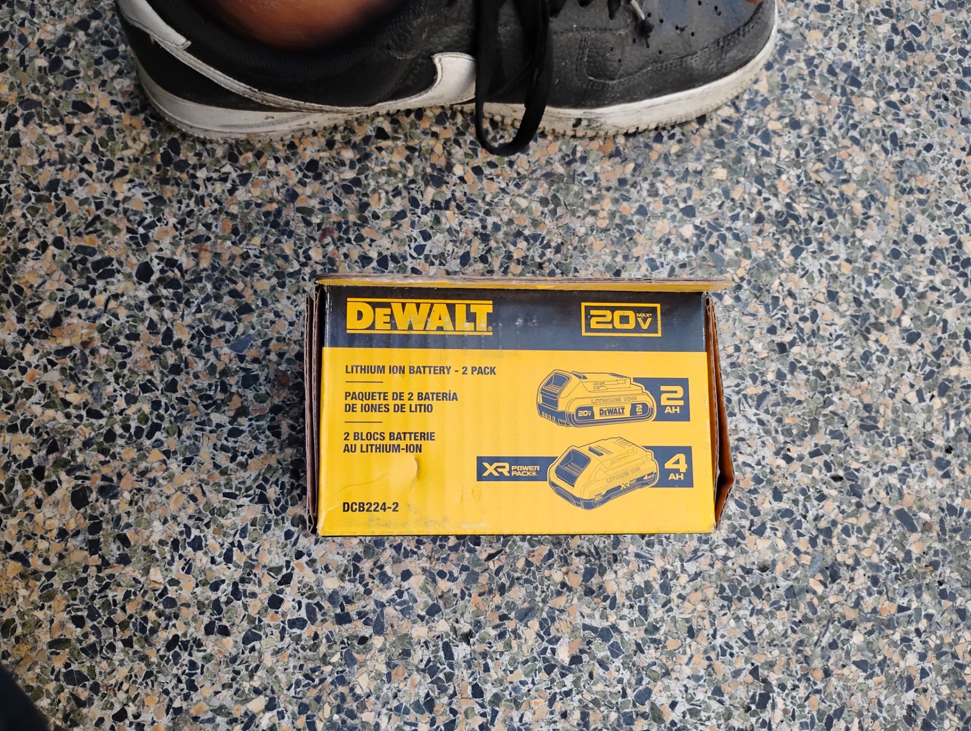DEWALT 2-pack of 20V MAX Lithium Ion batteries 2.0Ah & 4.0Ah 20V MAX .