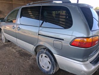 2000 Toyota sienna 2.20000 millas titulo limpio