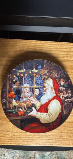 Santa’s Loving Touch 8.5” Avon Porcelain Collectible Plate 