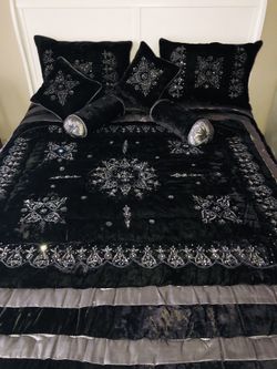 Blanket and 6 pillows