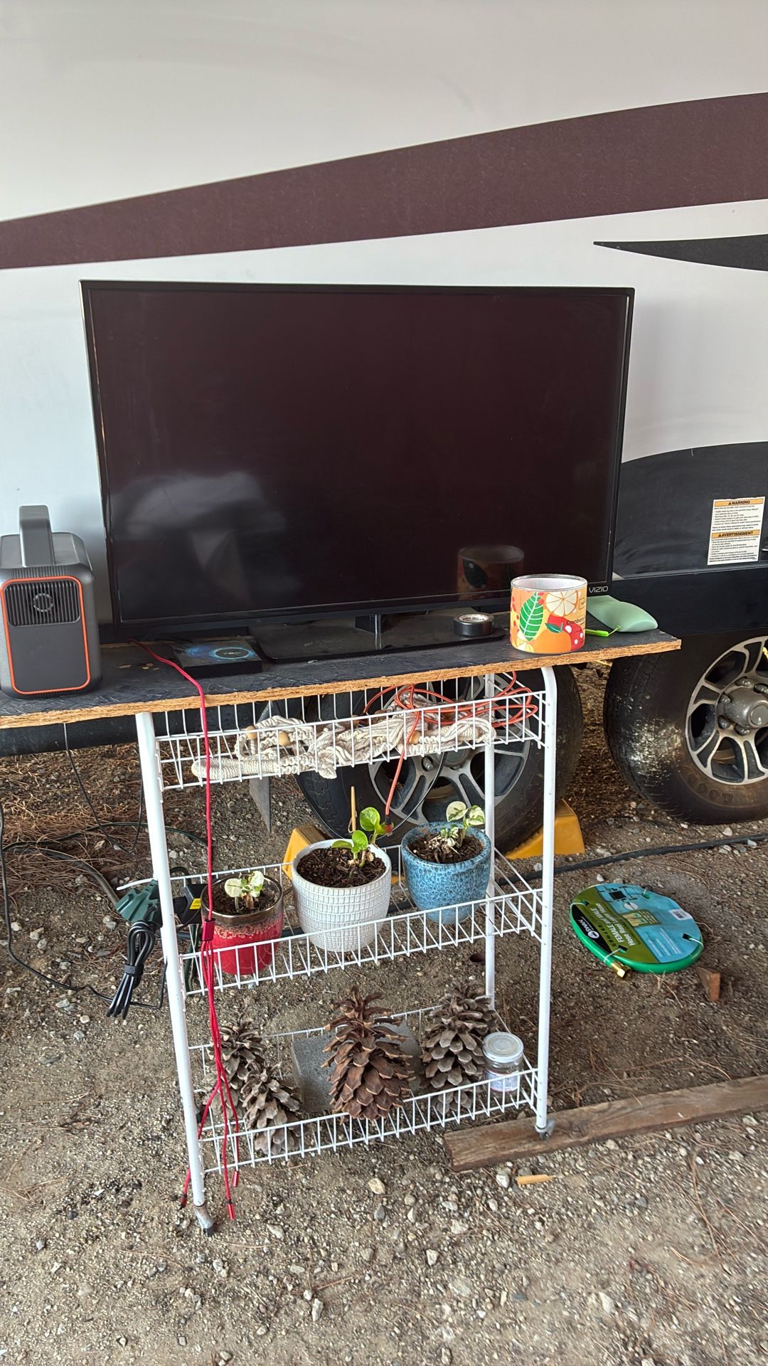 24 Inch Vizio Tv With Makeshift Wire Shelf