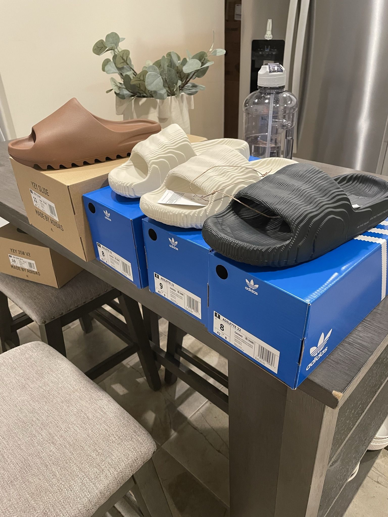 Adidas yeezy slides & adilette 22