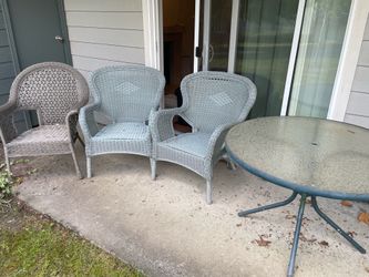Yard furniture: 4 chairs and a table