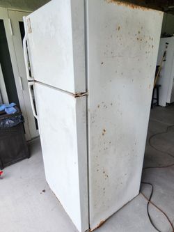 Small fridge, ice maker, good working conditions