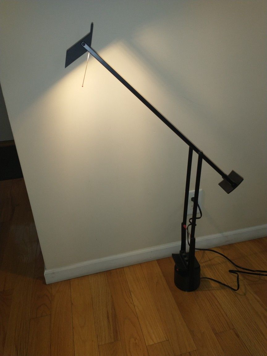 Artemide tizio. Autentic Italian Lamp