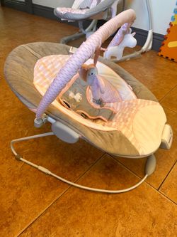 Baby sitting bouncer