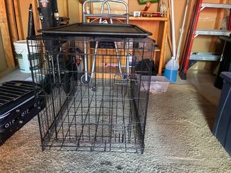 Wire dog crate w/ solid bottom -Assembled
