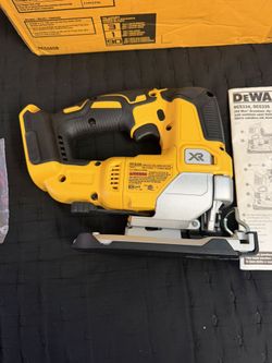 Sierra Caladora Inalámbrica DEWALT 20V MAX XR