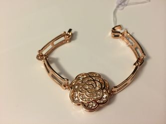 Elegant Swarovski Crystal Rose Gold Queen Flower Bracelet