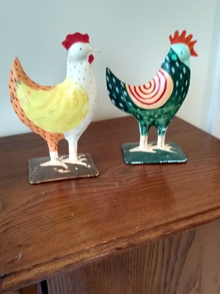 2 Vintage Distressed Chicken And Rooster And 2 FREE Gifts