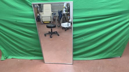 Commercial grade mirror with mounting plate

In good condition