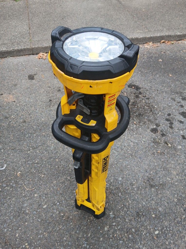 20v 3000L Dewalt Tri Pod Light