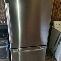 STAINLESS STOVE AND FRIDGE 