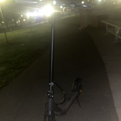 Electric Scooter (THROW OFFERS)