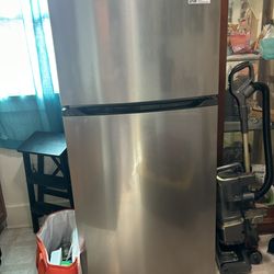 Frigidaire 13.9cu Ft Top freezer/refrigerator