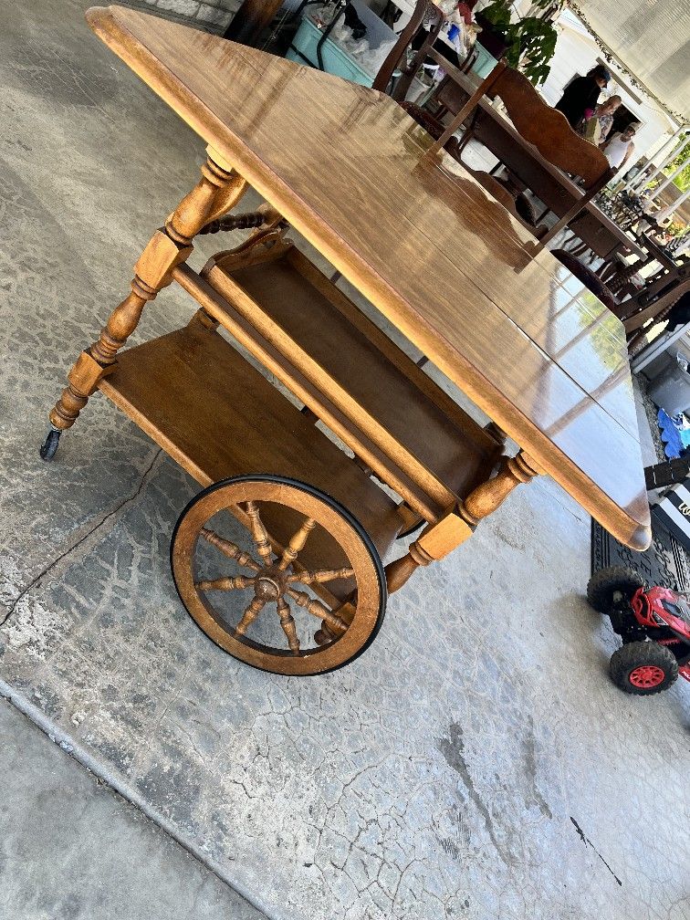 Antique Solid Leaf Table In Excellent Condition