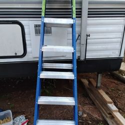 Wiener 6 Ft Fiberglass Ladder 