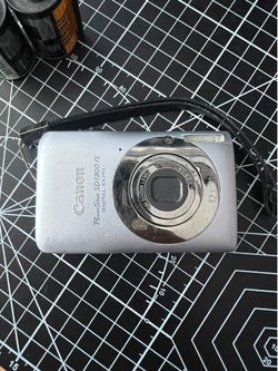 Canon Powershot SD1300 IS Digital ELPH 12.1 MP Silver Digital Camera