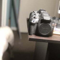 Canon EOS T7
