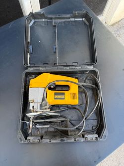 DEWALT DW318 4.5 Amp Corded Variable Speed Orbital Jig Saw Kit w/ Case & Blades