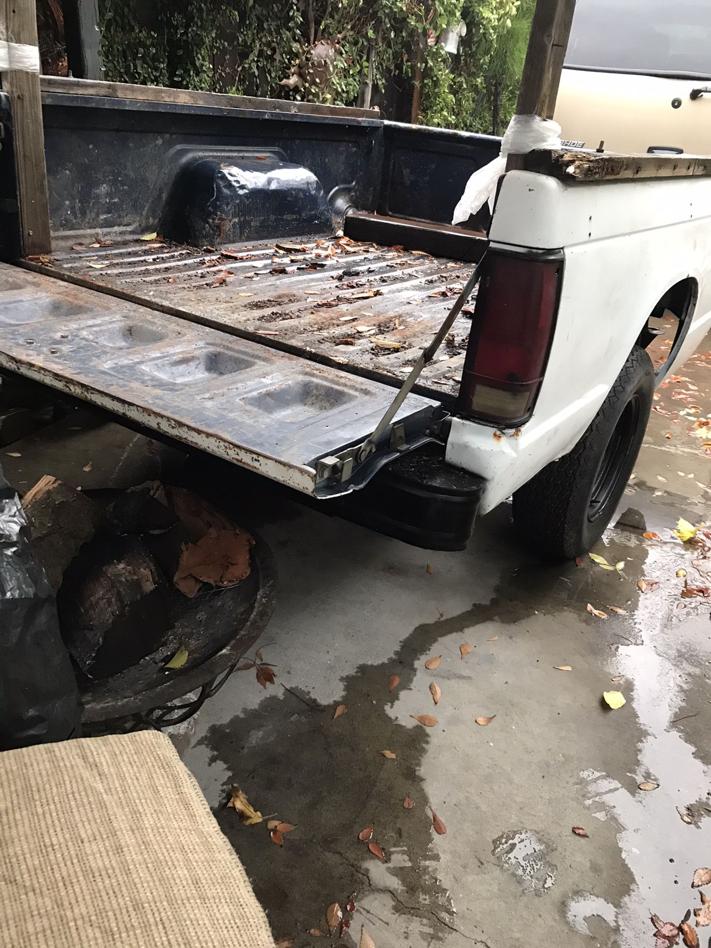 Trailer pick up S 10 Chevy bed good shape