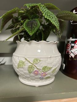 Belleek Ireland flower Pot 5”