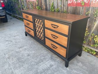 Gorgeous Mid Century Modern Large 9 Drawer Dresser