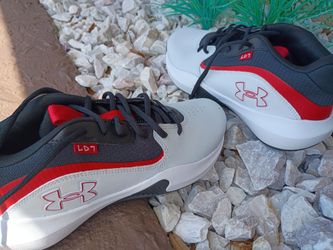 New Men's size 8 Under Armor