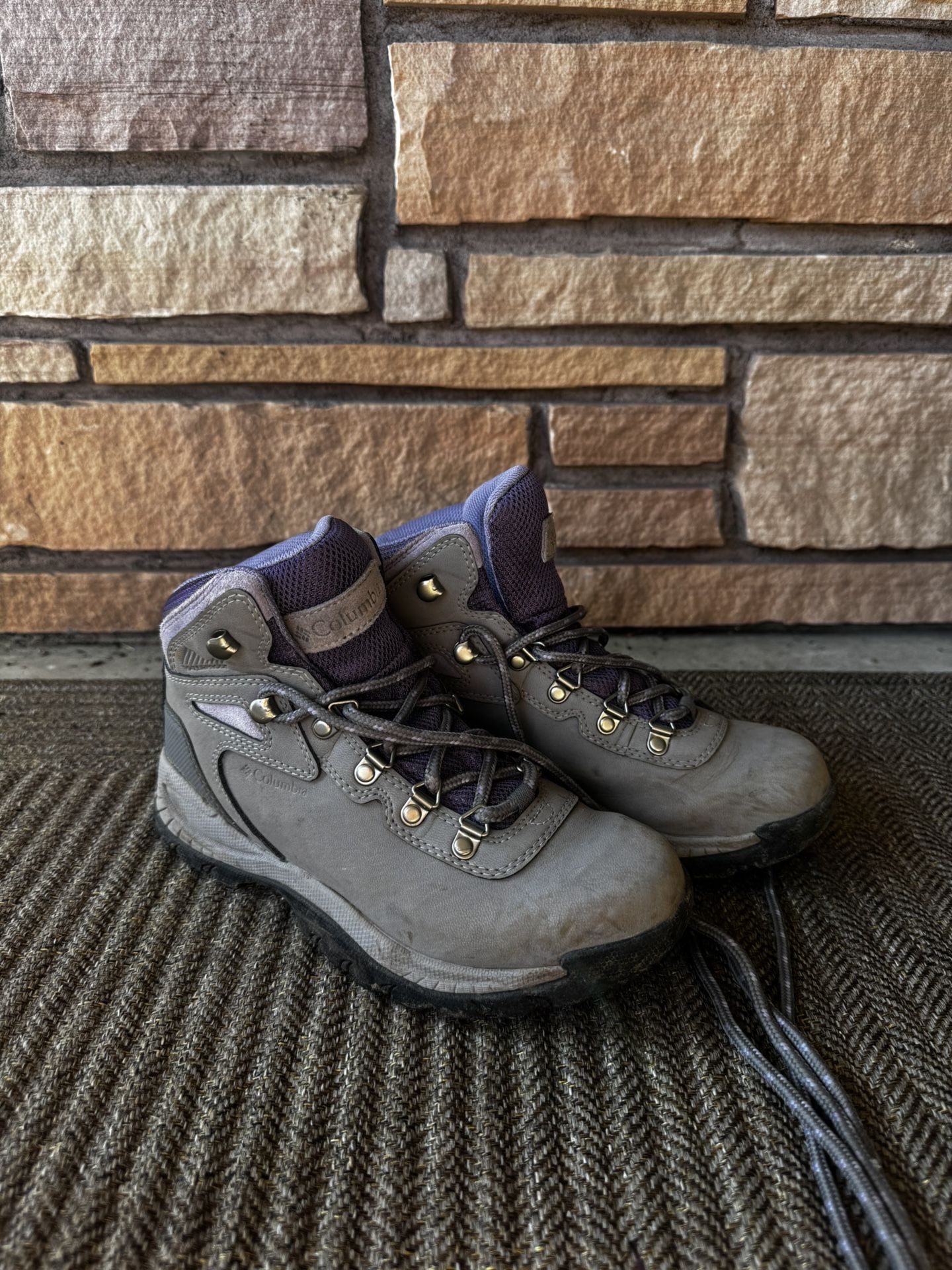 Women’s Hiking Boots – Columbia (6.5)