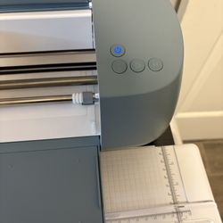 Cricut  Explore 4 W/ Cart &Accessories