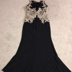 Extra Large XL formal dress Women sweetheart neckline evening gown Night scene

Beautiful sequined black and gold dress, mermaid style with stretchy m